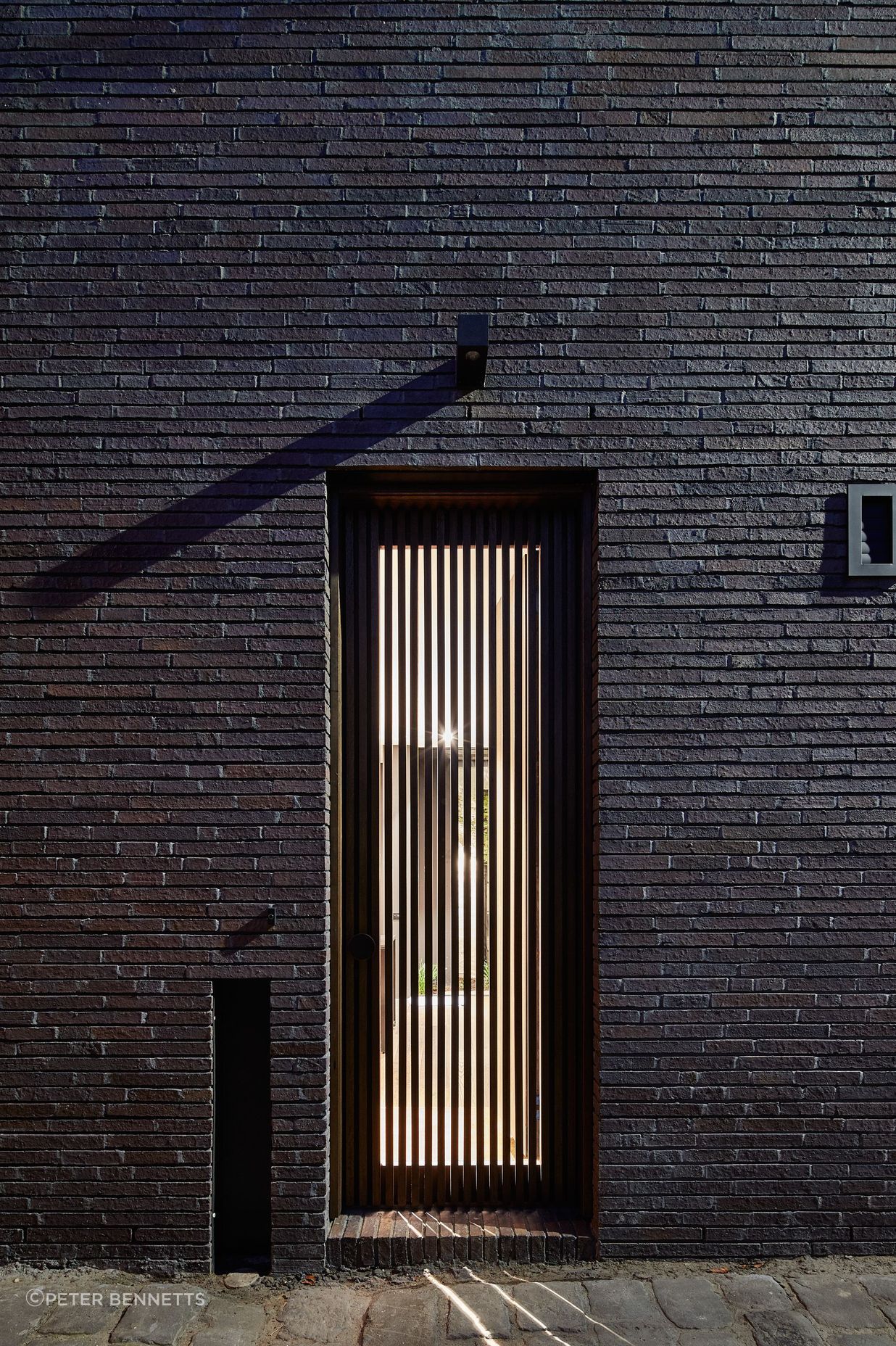 There’s a playful union between new and old here, a juxtaposition of light and dark, of past and future that just makes sense given the historic context of the build.