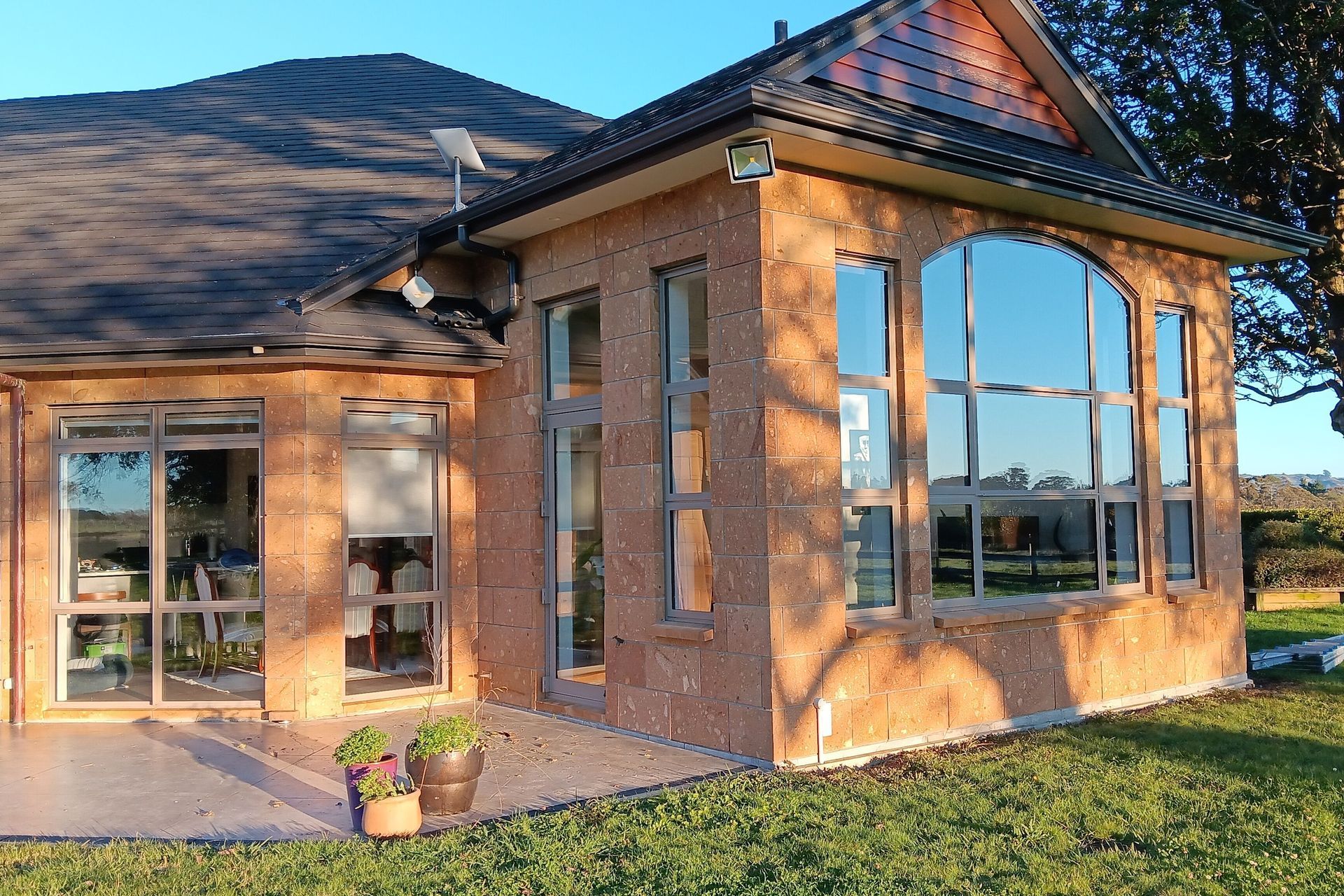 The golden tones of Hinuera Stone.