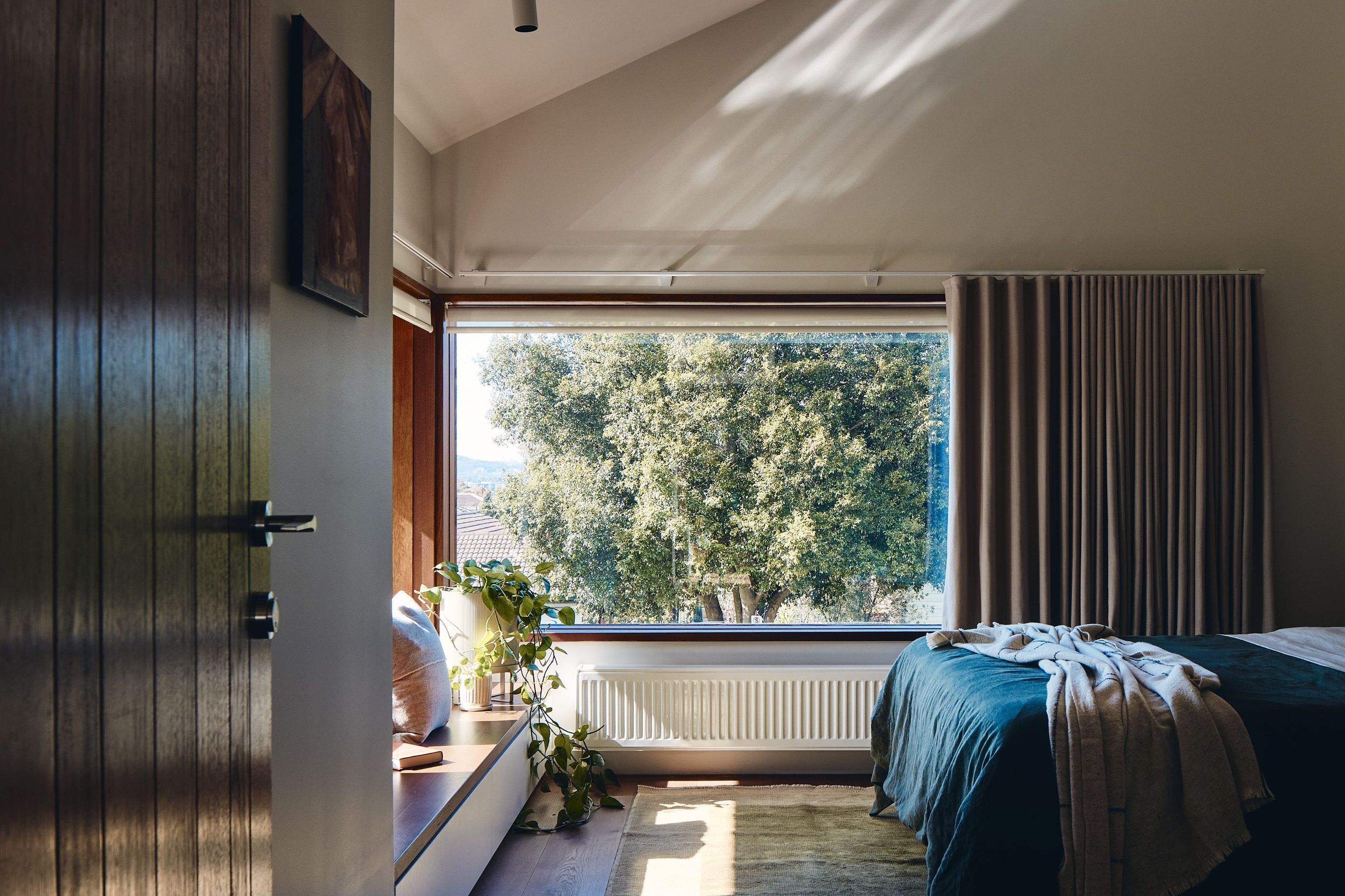 This bustling landscape –  complete with its mature collection of indigenous gum trees, an abundance of native flora and a vibrant chorus of birdlife – provides the perfect backdrop for a lifetime family home.