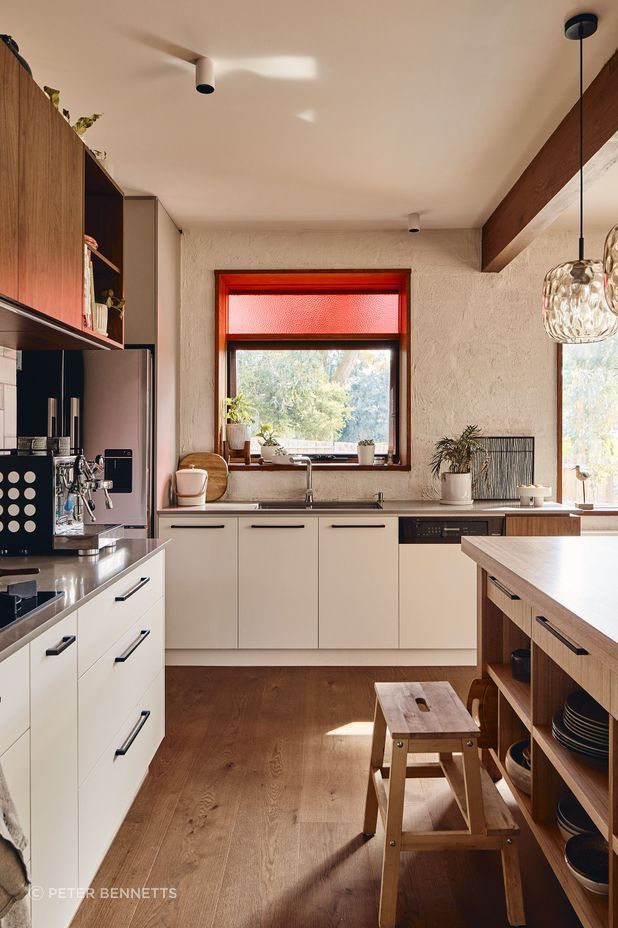 The property blends the materiality of white and richly toned timber, both internally and externally, as a nod to the homeowners’ heritage, where whitewashed walls often meet wooden details.