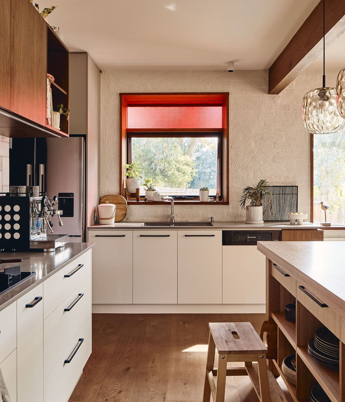 The property blends the materiality of white and richly toned timber, both internally and externally, as a nod to the homeowners’ heritage, where whitewashed walls often meet wooden details.