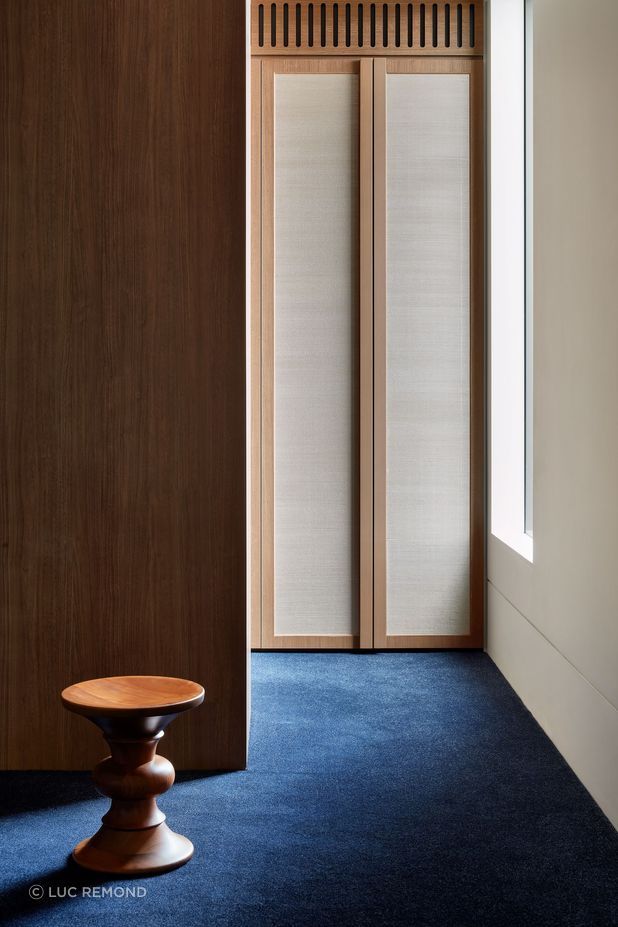 The interiors combine beach and city life through a soft, tonal palette.