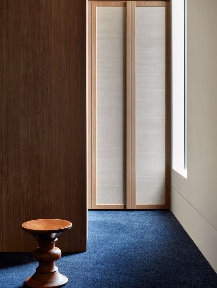 The interiors combine beach and city life through a soft, tonal palette.