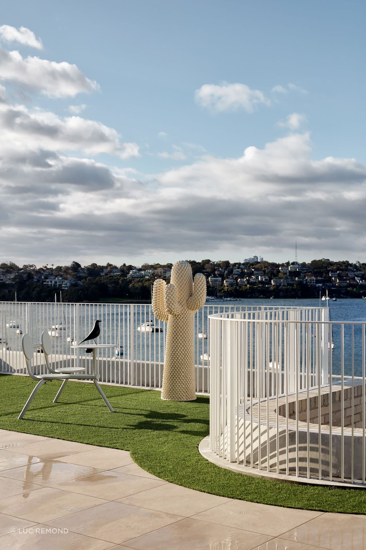 The roof garden and penthouse have extensive views across the harbour and CBD.