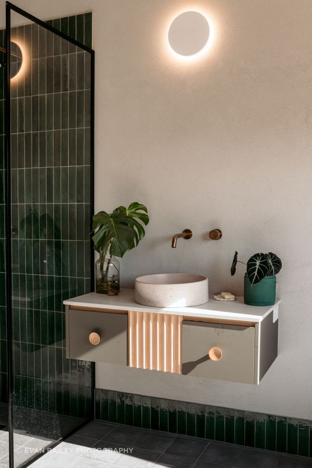 Natural hues provide interest in the ensuite.