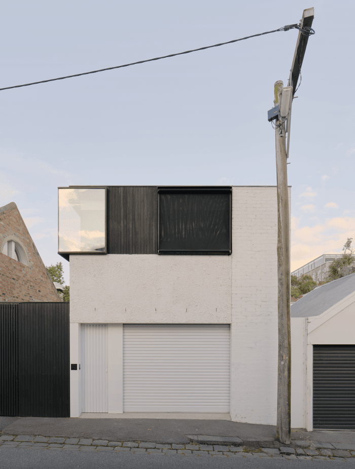 The five-metre existing section, clad in white masonry, retains its charming appeal and grandeur.