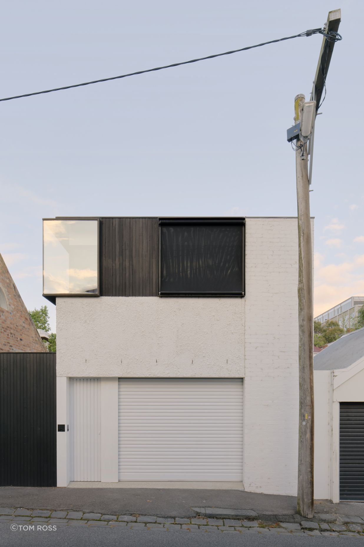 The five-metre existing section, clad in white masonry, retains its charming appeal and grandeur.