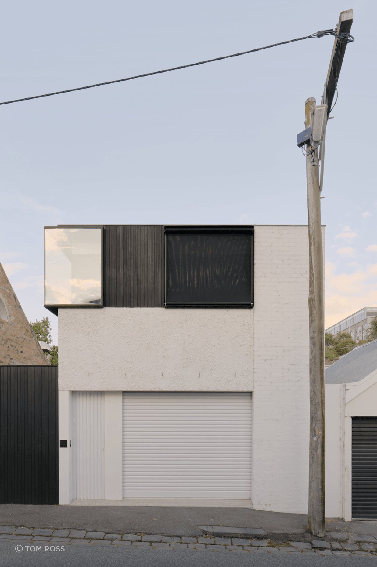 The five-metre existing section, clad in white masonry, retains its charming appeal and grandeur.
