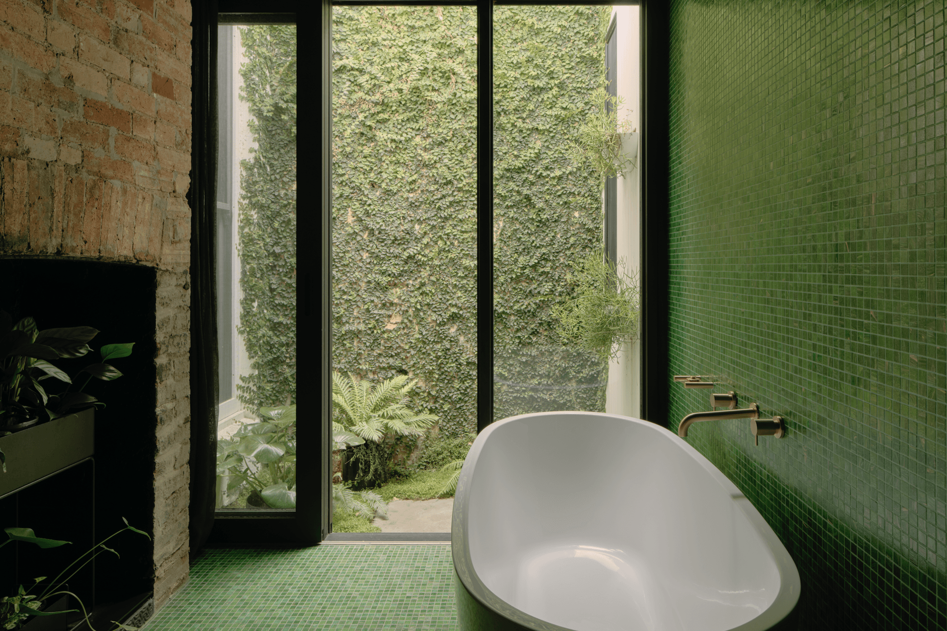 Tiling the walls in an eye-catching emerald hue, the space creates a bold statement.