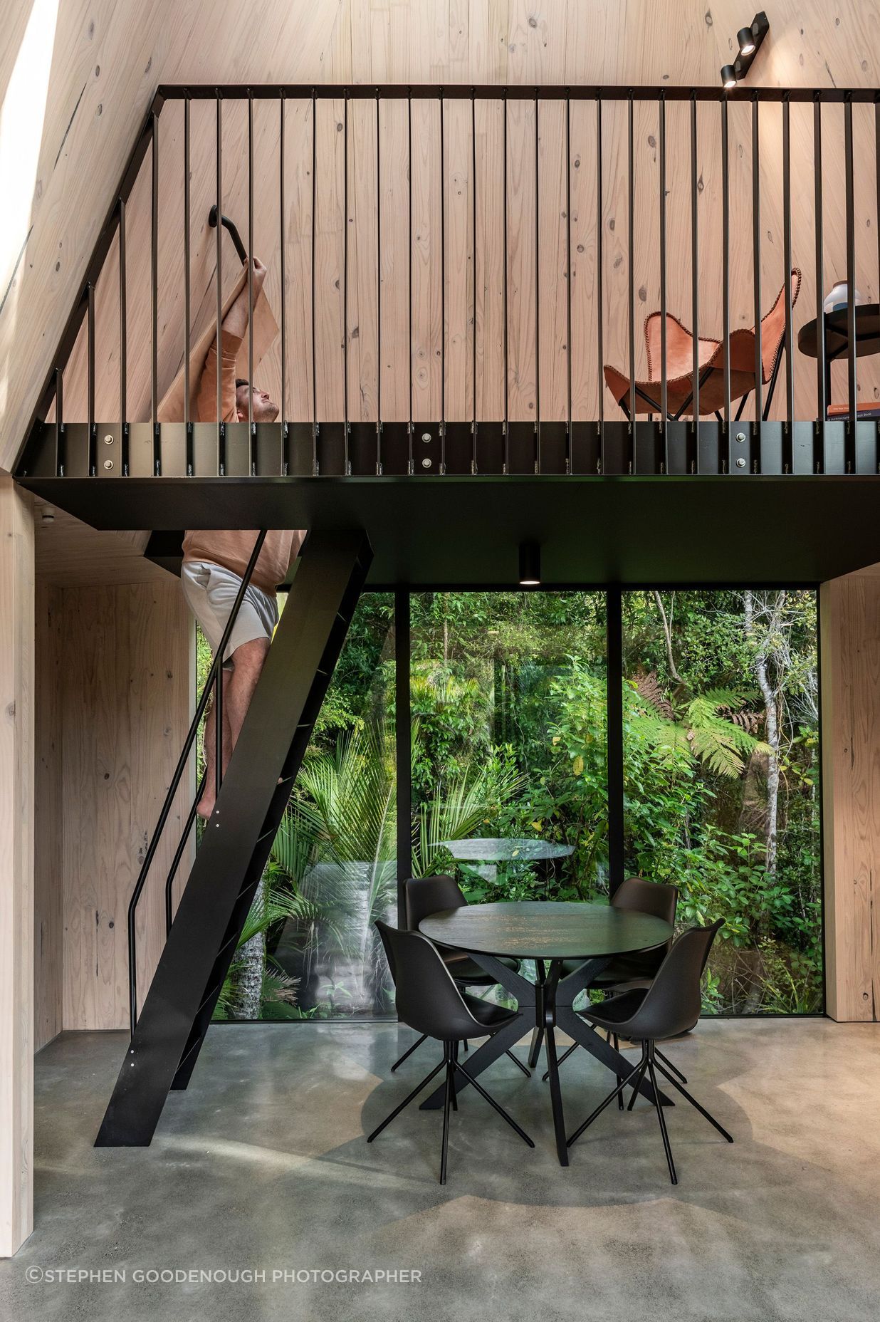 A metal structure was created on the interior, forming a clever mezzanine space.