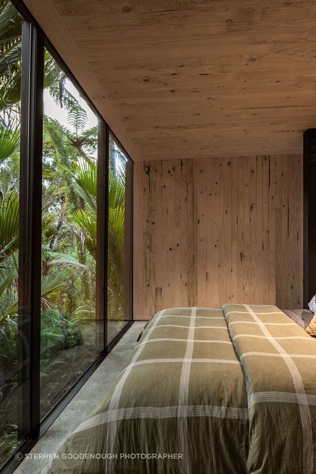 Extensive glazing in the bedroom connects visitors directly with the bush setting.