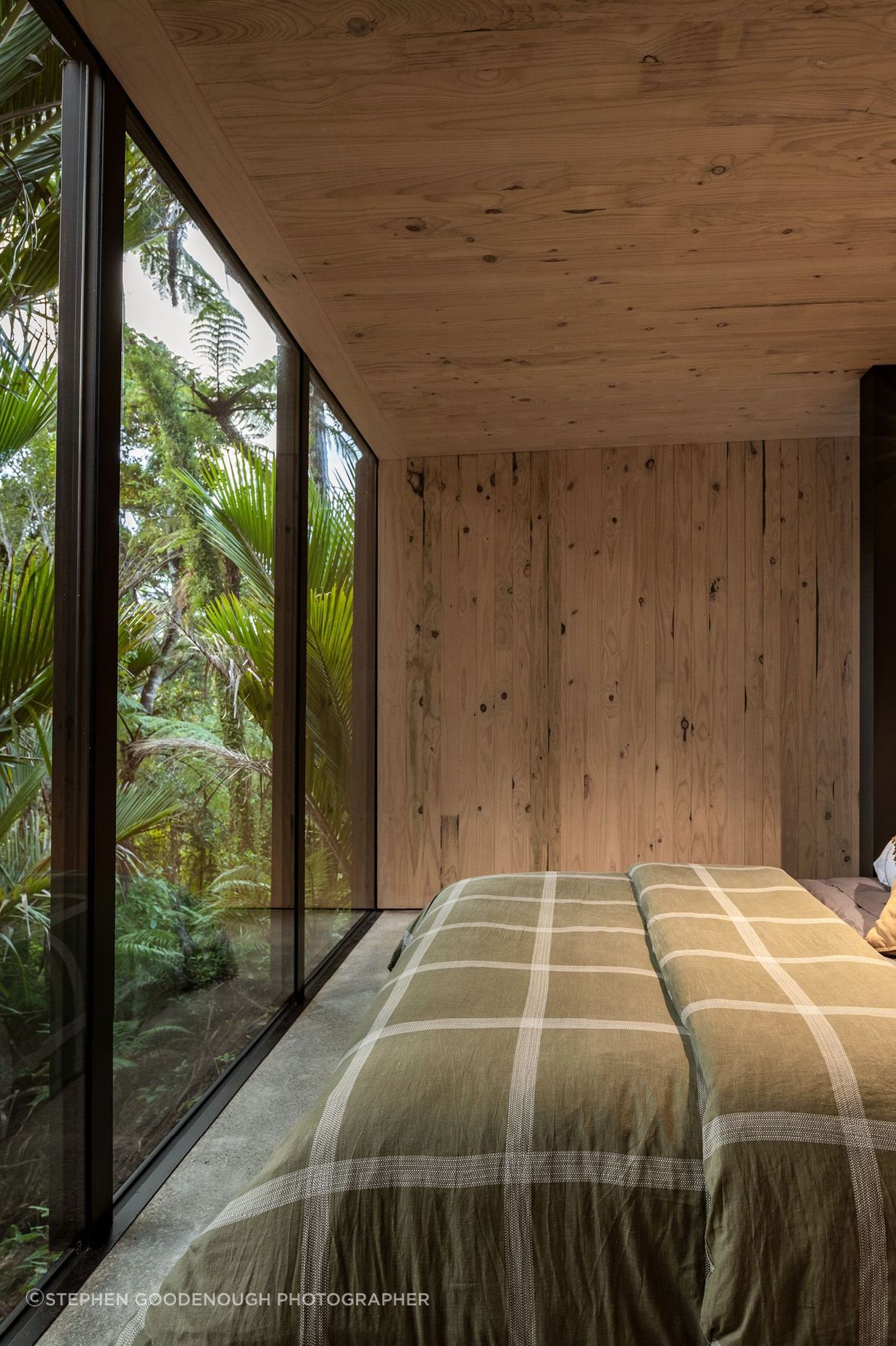 Extensive glazing in the bedroom connects visitors directly with the bush setting.