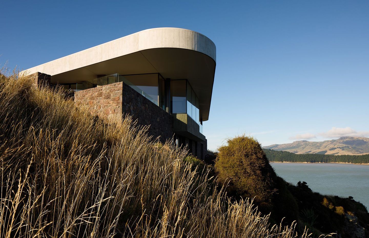 At Black Rock House, the architectural challenge was to maximise the views while controlling the strong sunlight from three directions.