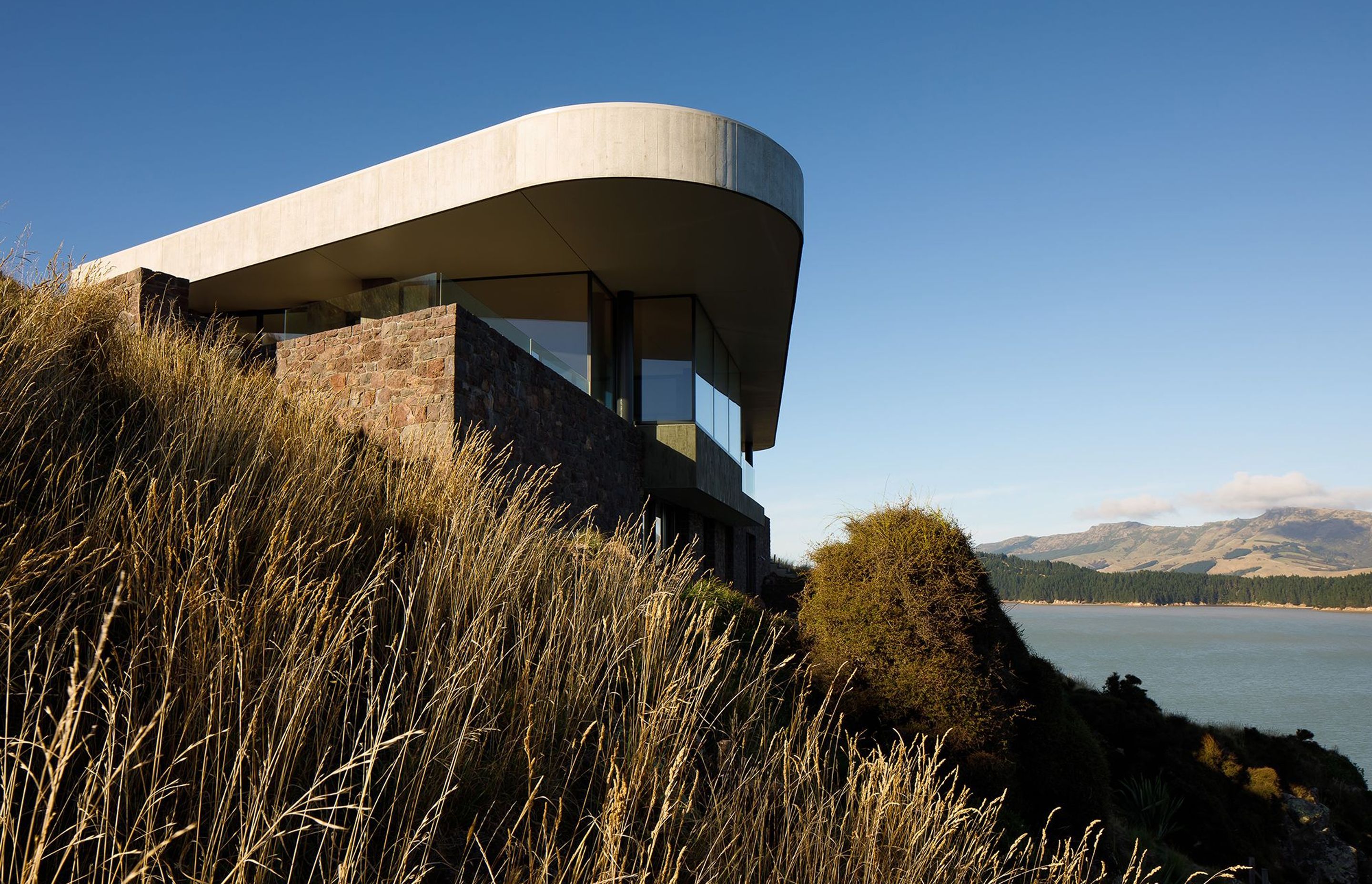 At Black Rock House, the architectural challenge was to maximise the views while controlling the strong sunlight from three directions.
