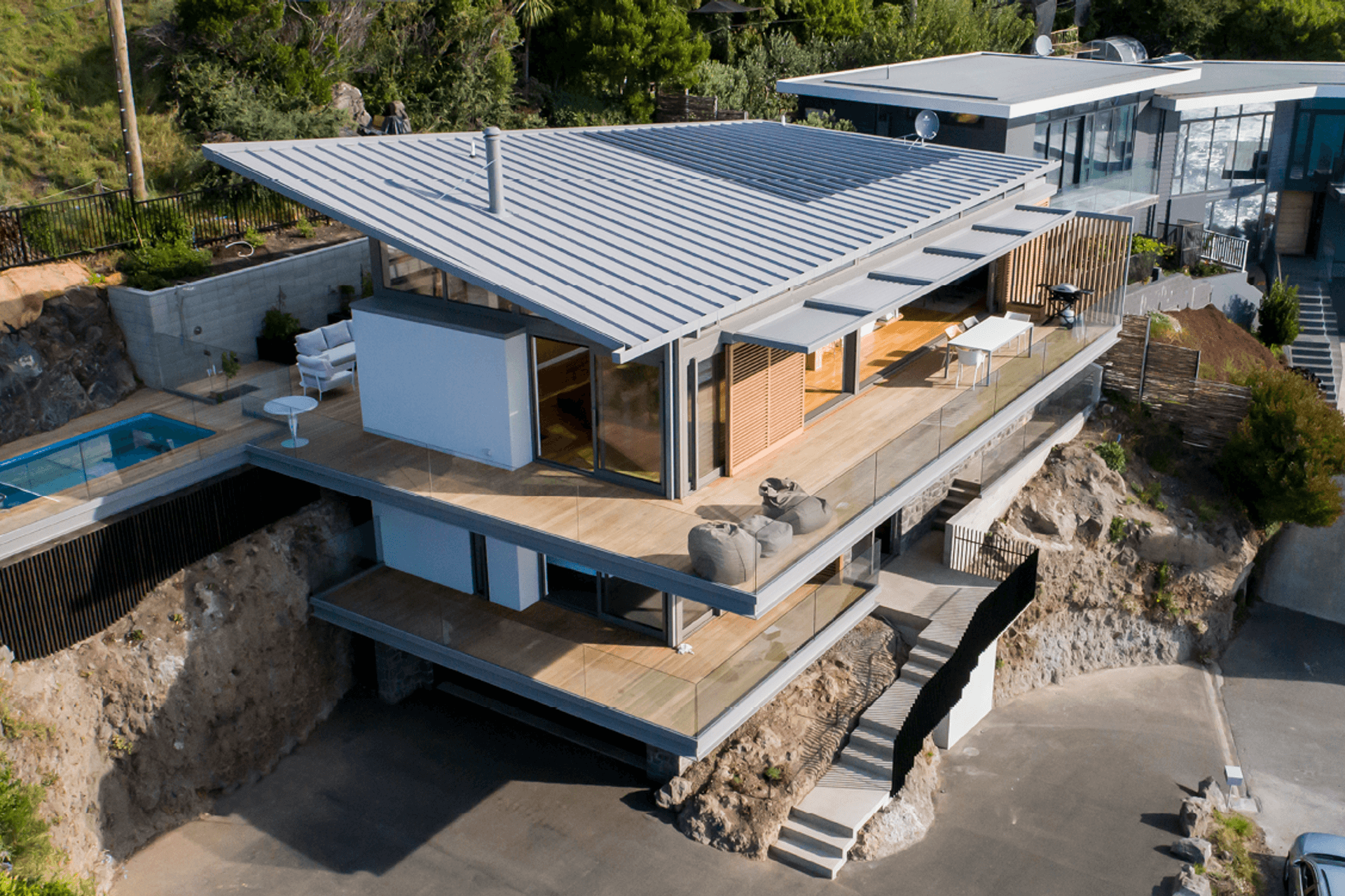 Solar-Rib is suitable for a range of applications from residential through to commercial and, thanks to its wide pans between expressed ribs, imparts a slightly industrial aesthetic.