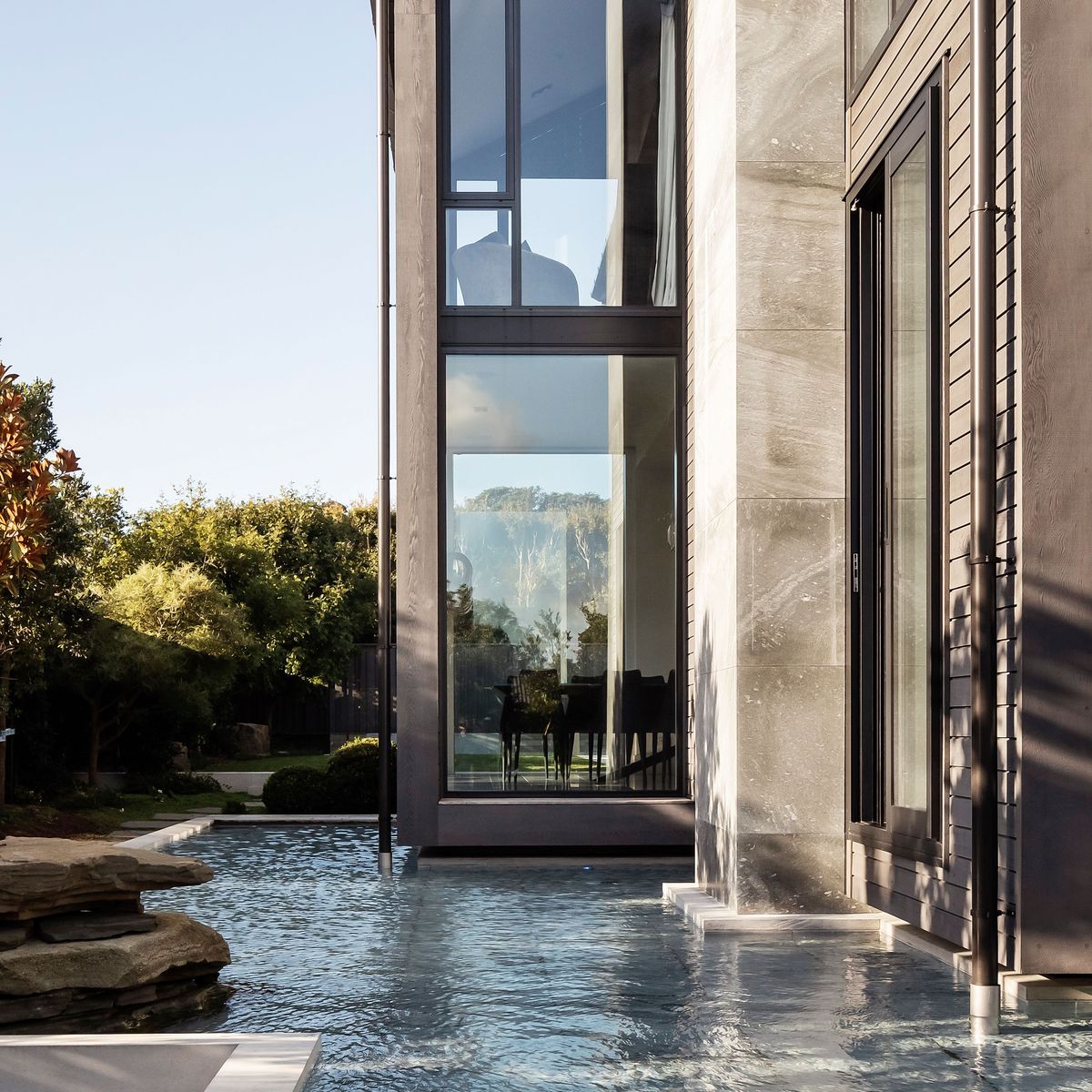 A grand design on a modest site, Waitematā View House blends the past in the present