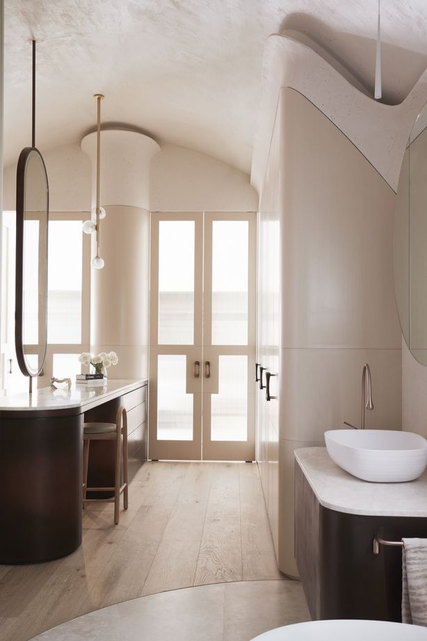 Curves throughout the bathroom