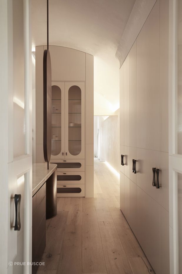 Accents of brass punctuate the cabinetry