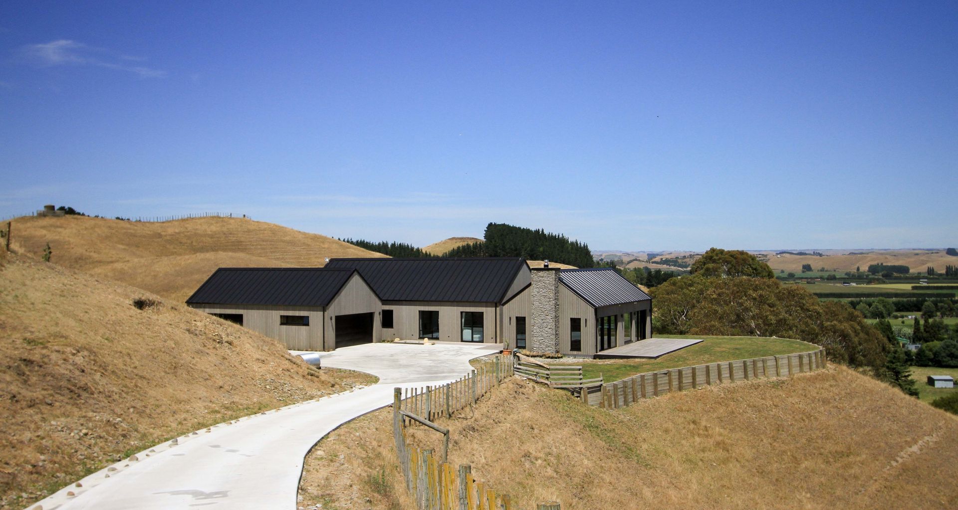 'Fernhill' by Simply Architecture perfectly juxtaposes with the rolling meadows of rural Hastings, creating a sanctuary in the hills, making the most of its breathtaking view.