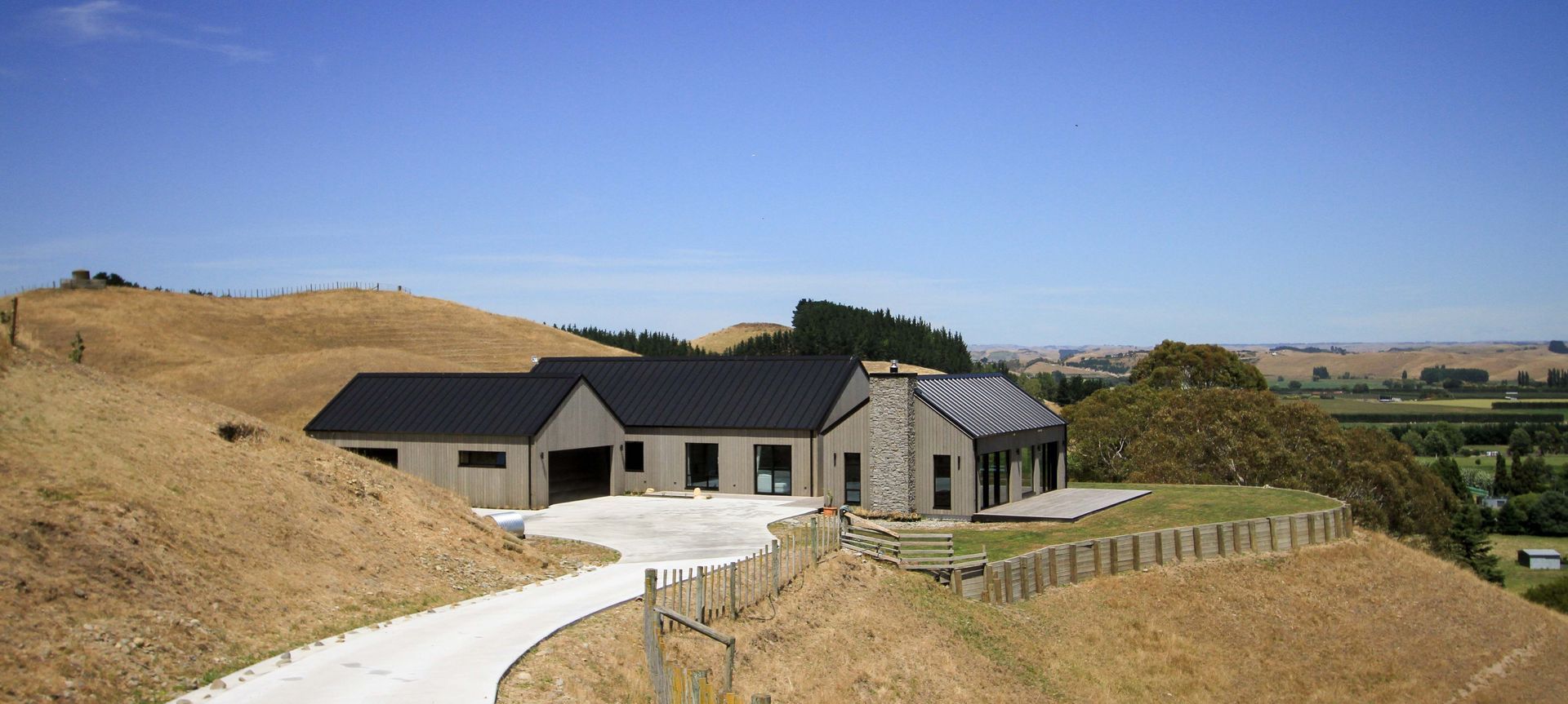'Fernhill' by Simply Architecture perfectly juxtaposes with the rolling meadows of rural Hastings, creating a sanctuary in the hills, making the most of its breathtaking view.