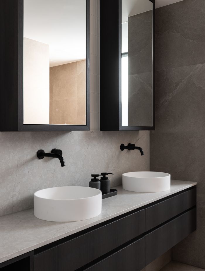 The ensuite provides able grooming room.