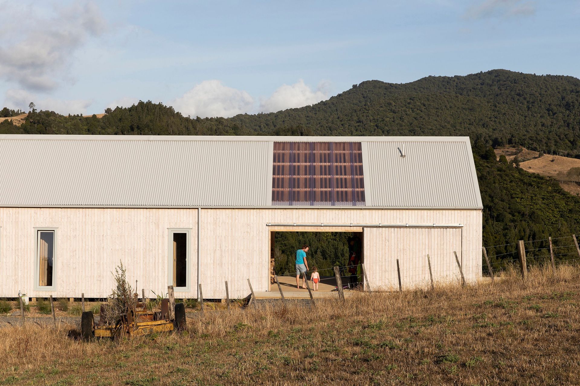 Karangahake House draws inspiration from typical Kiwi tramping huts with an intermediary space that draws light in through the roof.