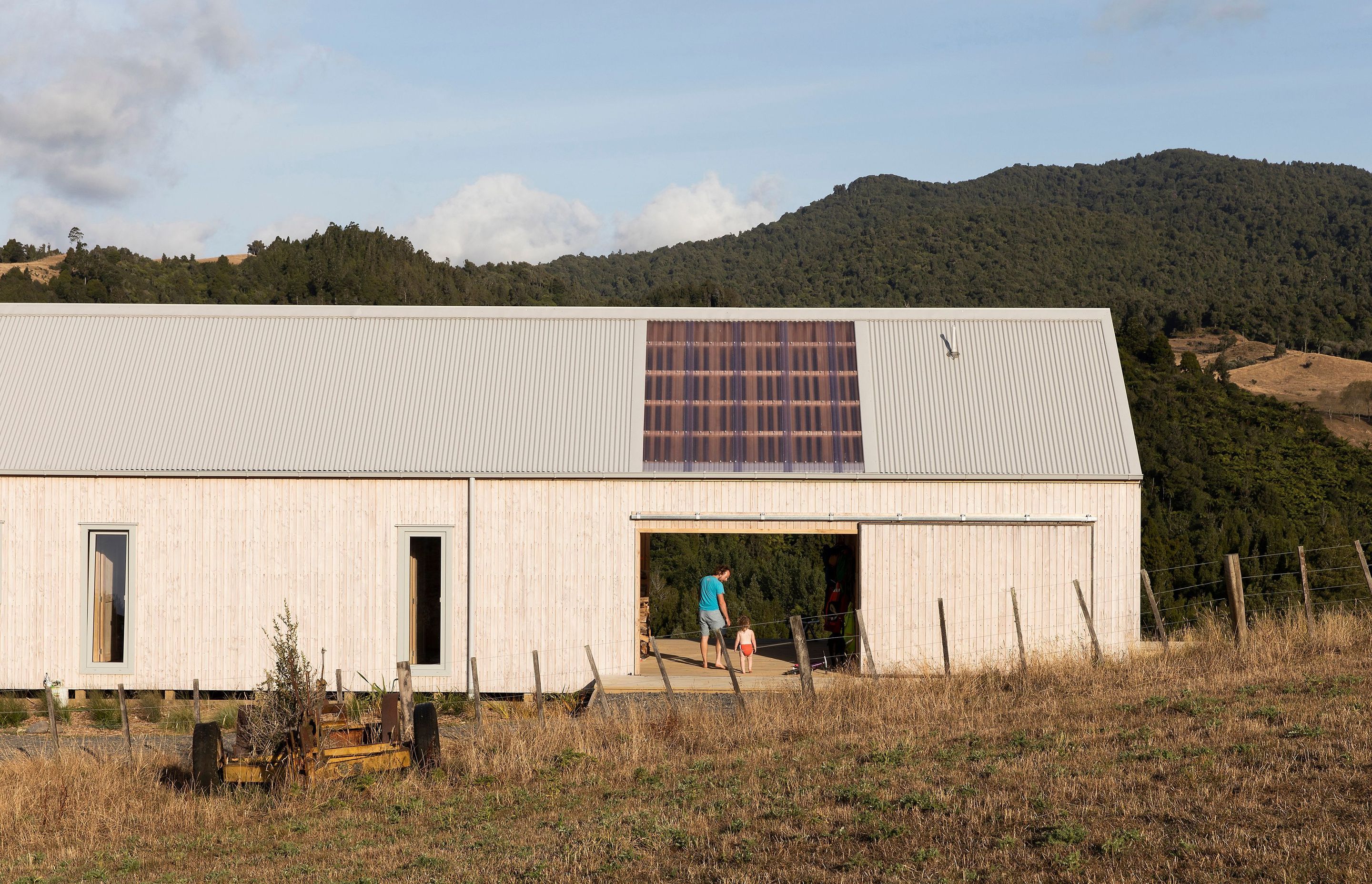 Karangahake House draws inspiration from typical Kiwi tramping huts with an intermediary space that draws light in through the roof.