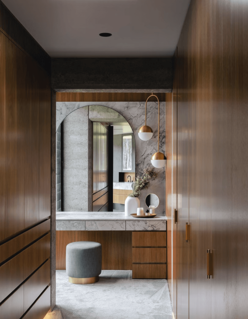 The ensuite, a glass box, becomes one with the setting – giving the impression of understated opulence.