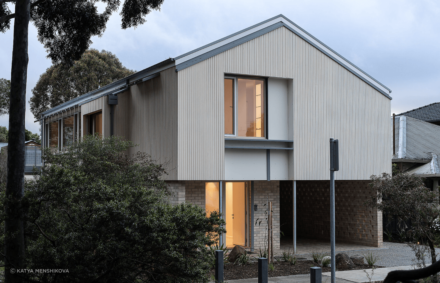 The overall design offers the home a sense of ease and a quiet, understated presence to compliment the park’s environment, effectively creating harmony between these private and public spaces.