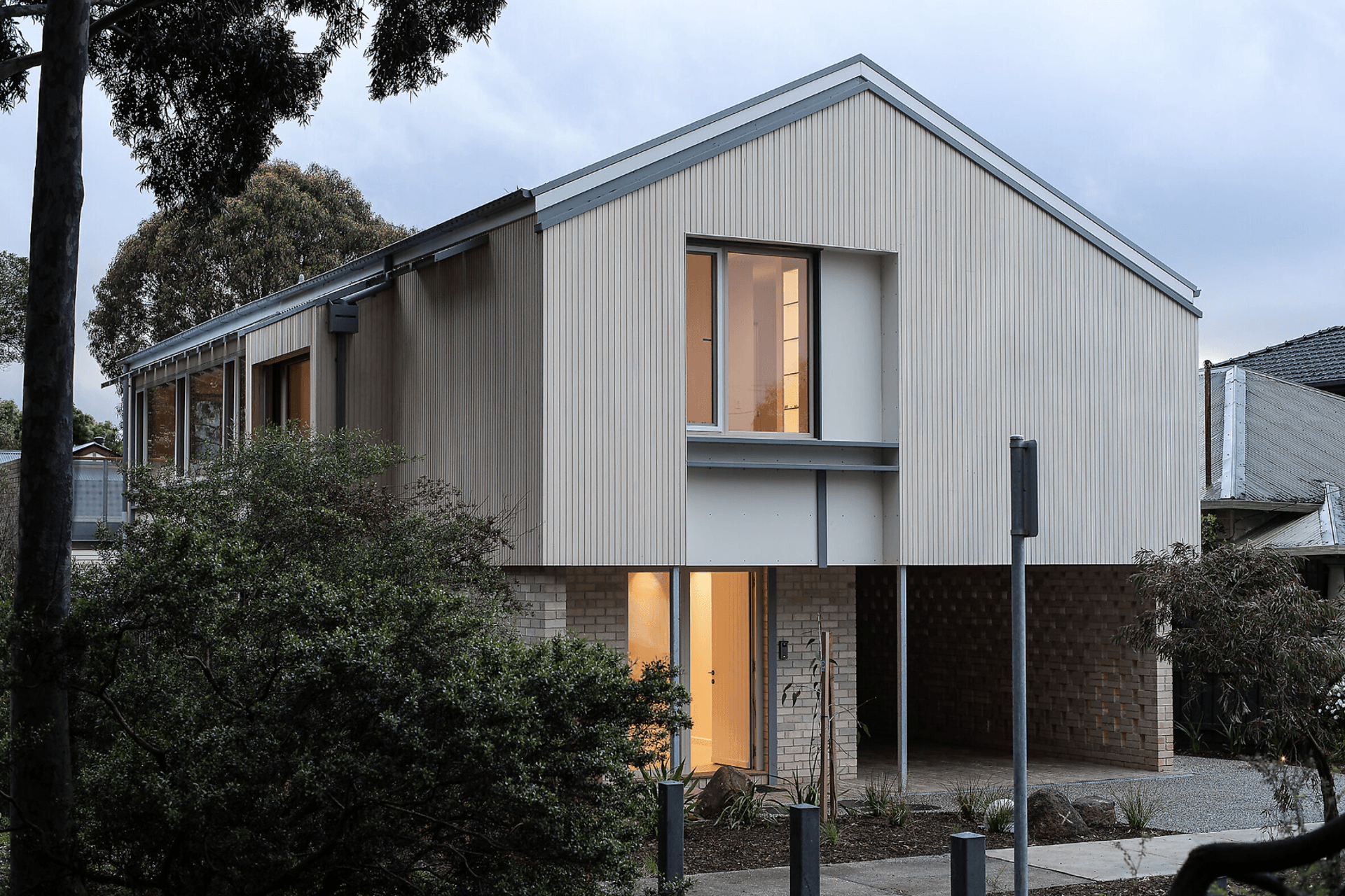 The overall design offers the home a sense of ease and a quiet, understated presence to compliment the park’s environment, effectively creating harmony between these private and public spaces.