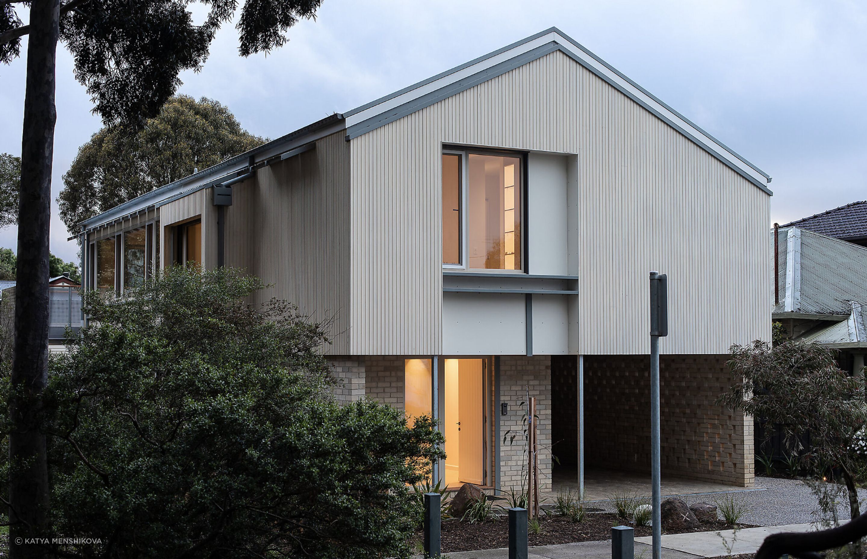 The overall design offers the home a sense of ease and a quiet, understated presence to compliment the park’s environment, effectively creating harmony between these private and public spaces.
