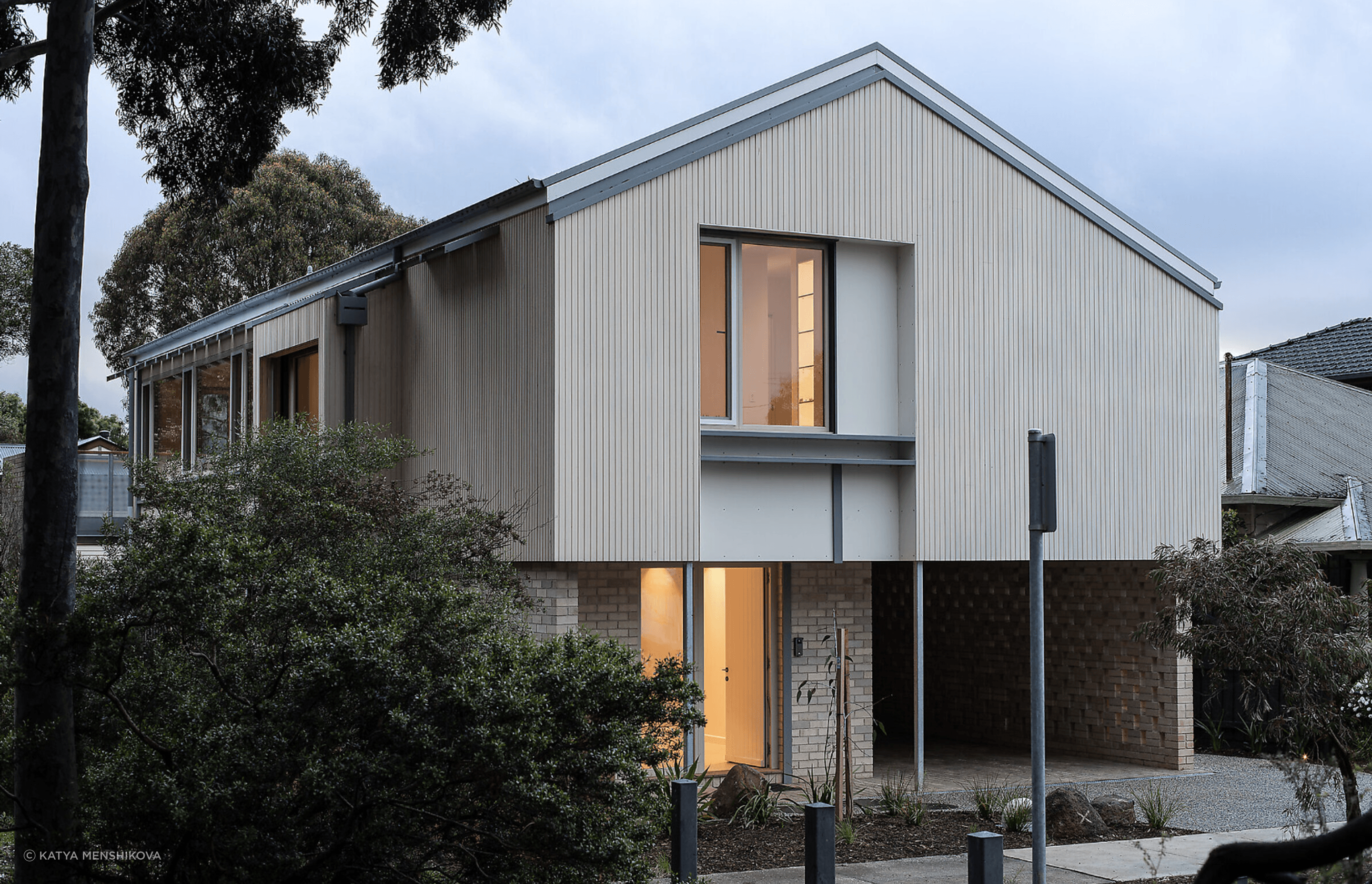 The overall design offers the home a sense of ease and a quiet, understated presence to compliment the park’s environment, effectively creating harmony between these private and public spaces.