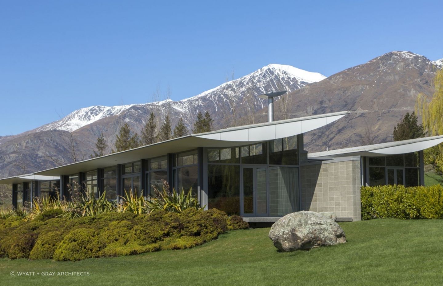 An adventurous design against a backdrop that inspires the same with the Lower Shotover House by Wyatt + Gray Architects. | Photography: Marina Matthews