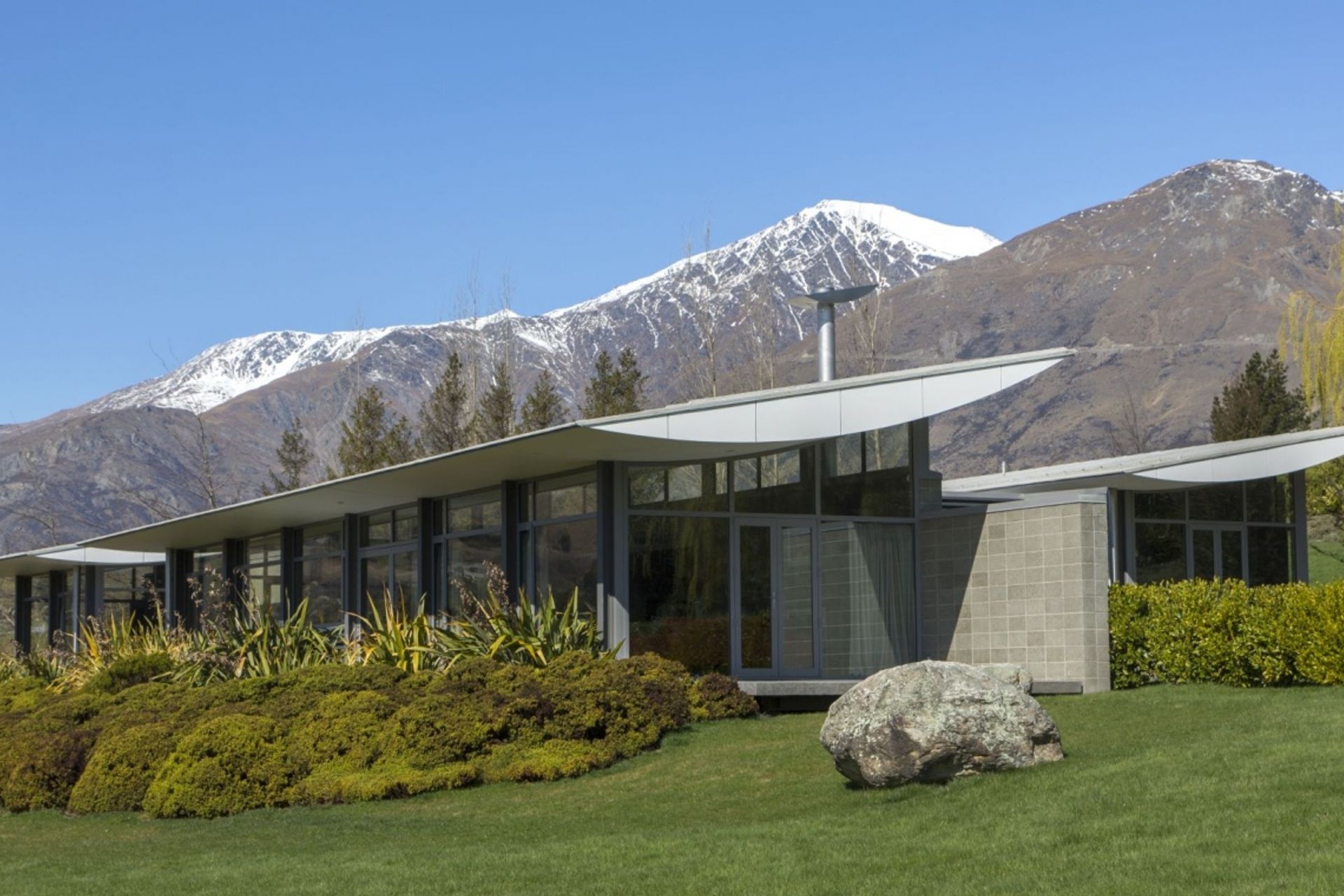 An adventurous design against a backdrop that inspires the same with the Lower Shotover House by Wyatt + Gray Architects. | Photography: Marina Matthews