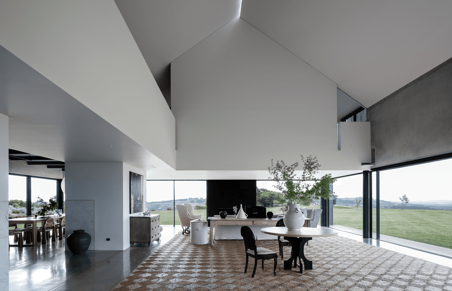 Its cleverly composed form against the backdrop of bushland gives the place the effect of seeming smaller than it actually is.