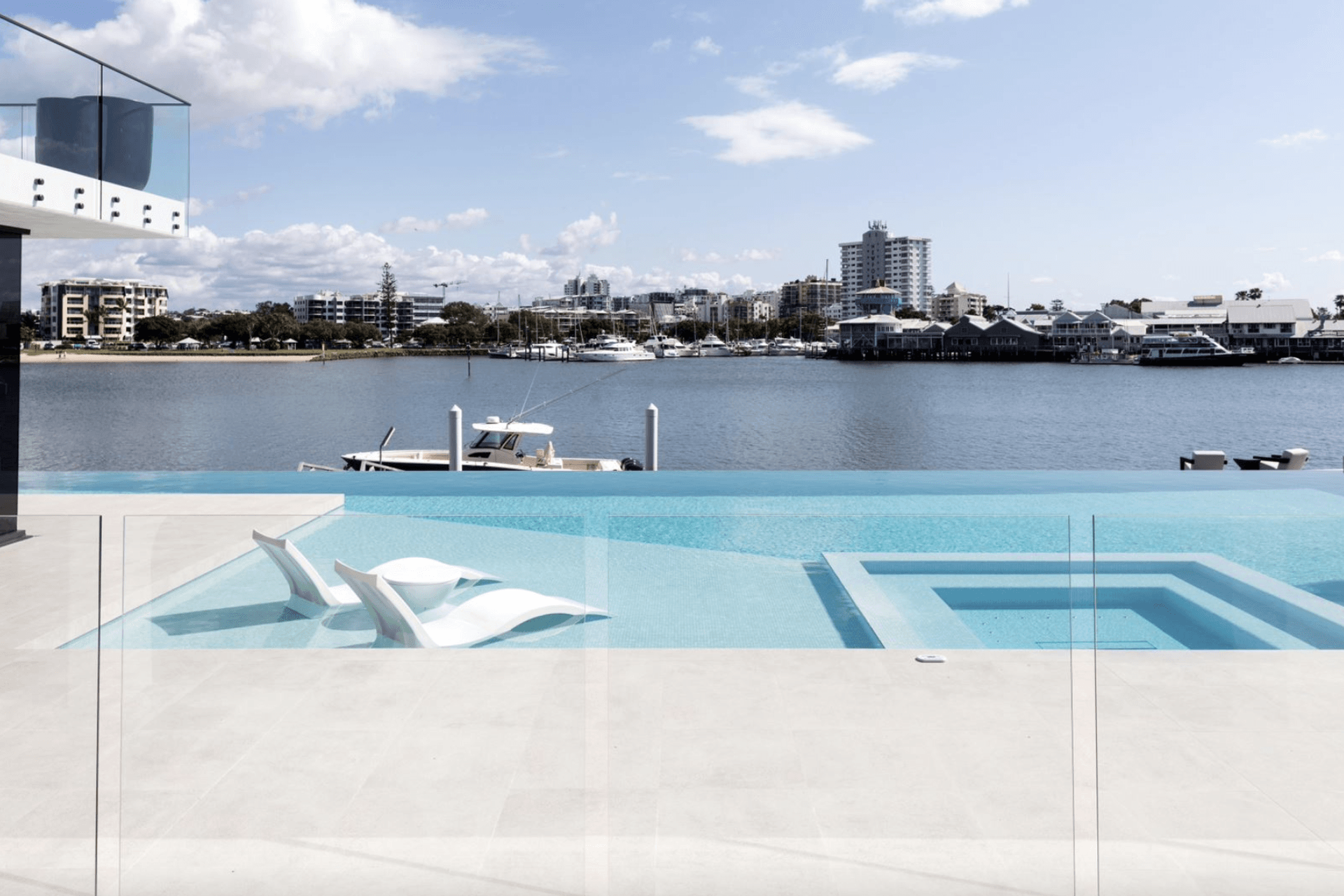 To address the homeowners’ desire for expansive views, Morriarchi Architecture’s design implements substantial terraced areas that are accessible from both the upper and lower levels of the property. 