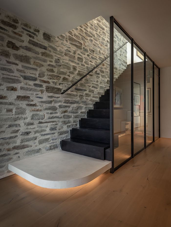 Floating landing step on the staircase