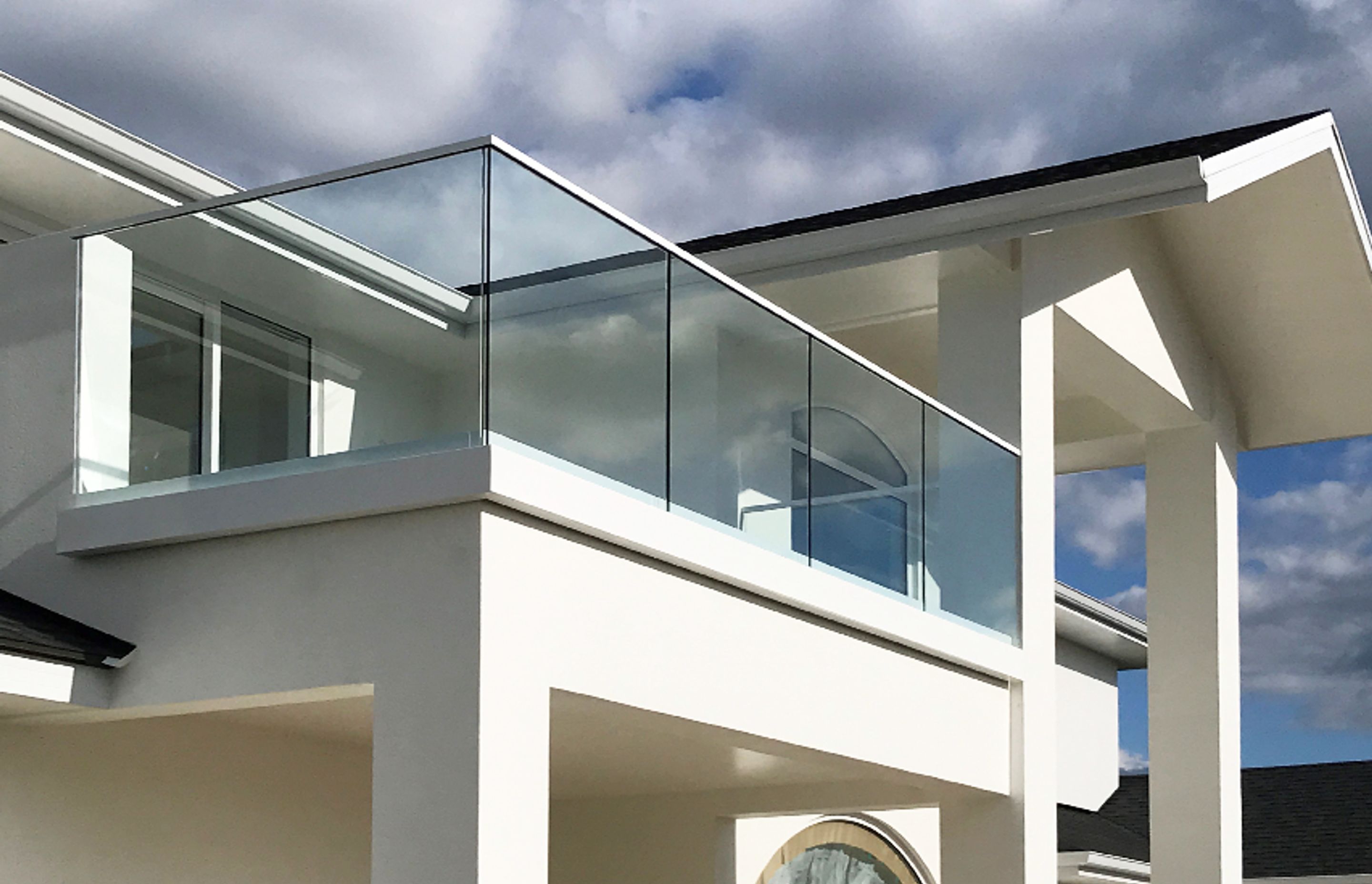 Provista Frameless Glass Balustrade Systems are constructed from strong, durable non-weld-quality T6106 aluminium and first-grade, standards-approved safety glass.