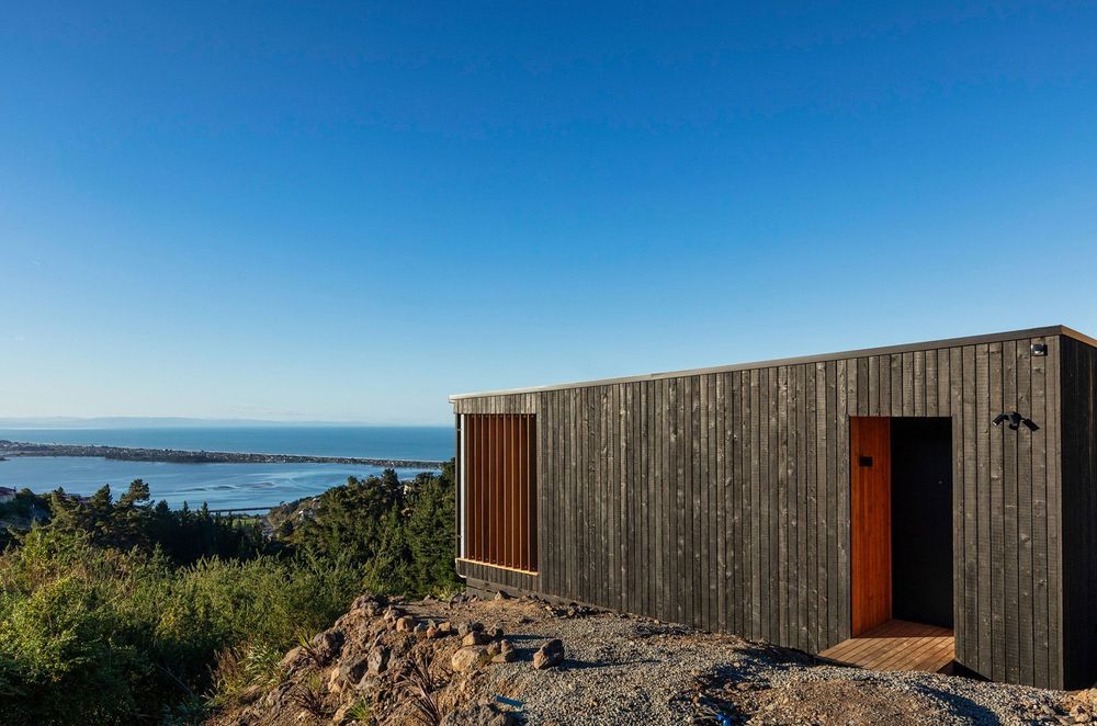 The exterior of the Petite Maison by Urban Function Architecture and its stunning views of the ocean and the Kaikoura ranges