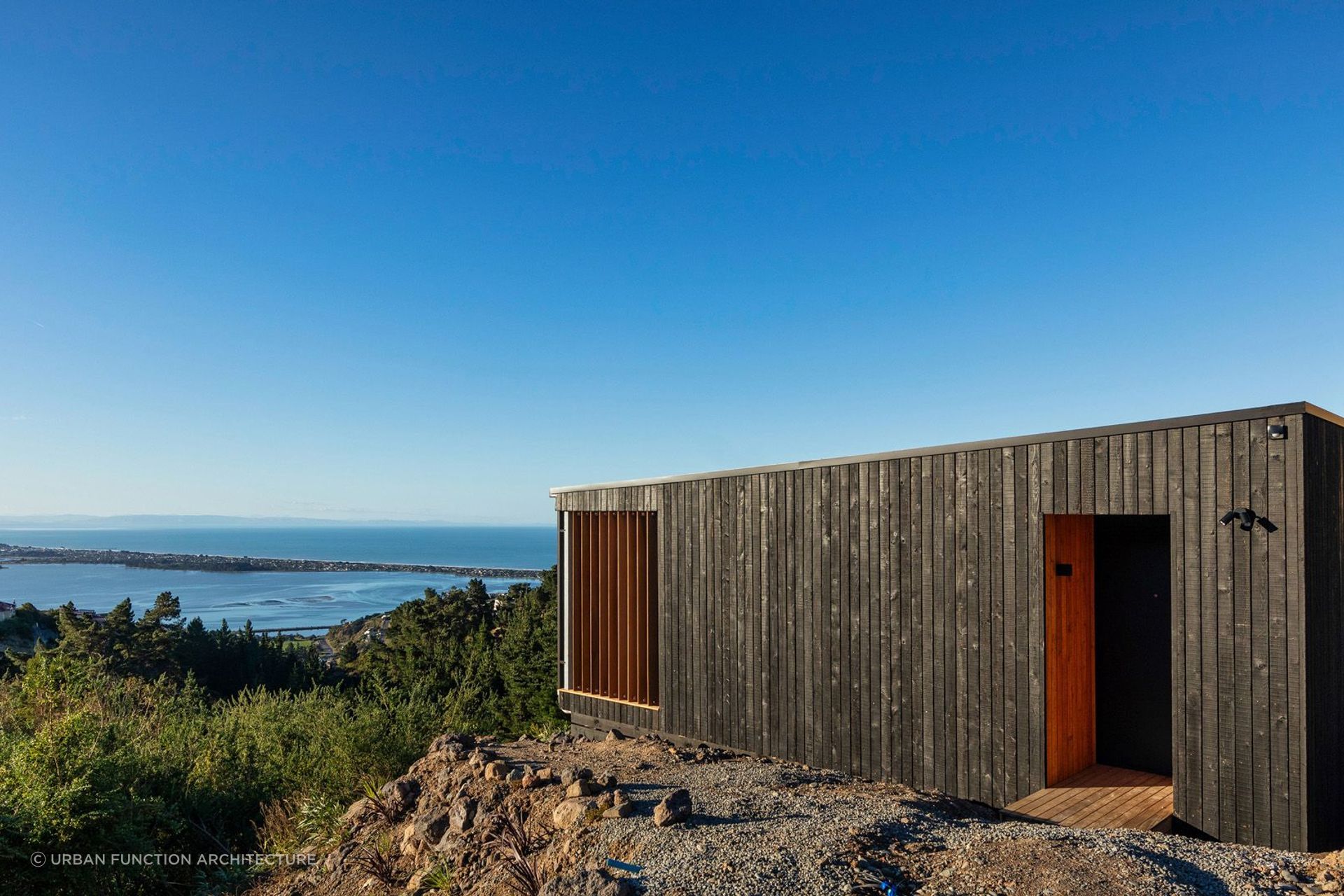 The exterior of the Petite Maison by Urban Function Architecture and its stunning views of the ocean and the Kaikoura ranges