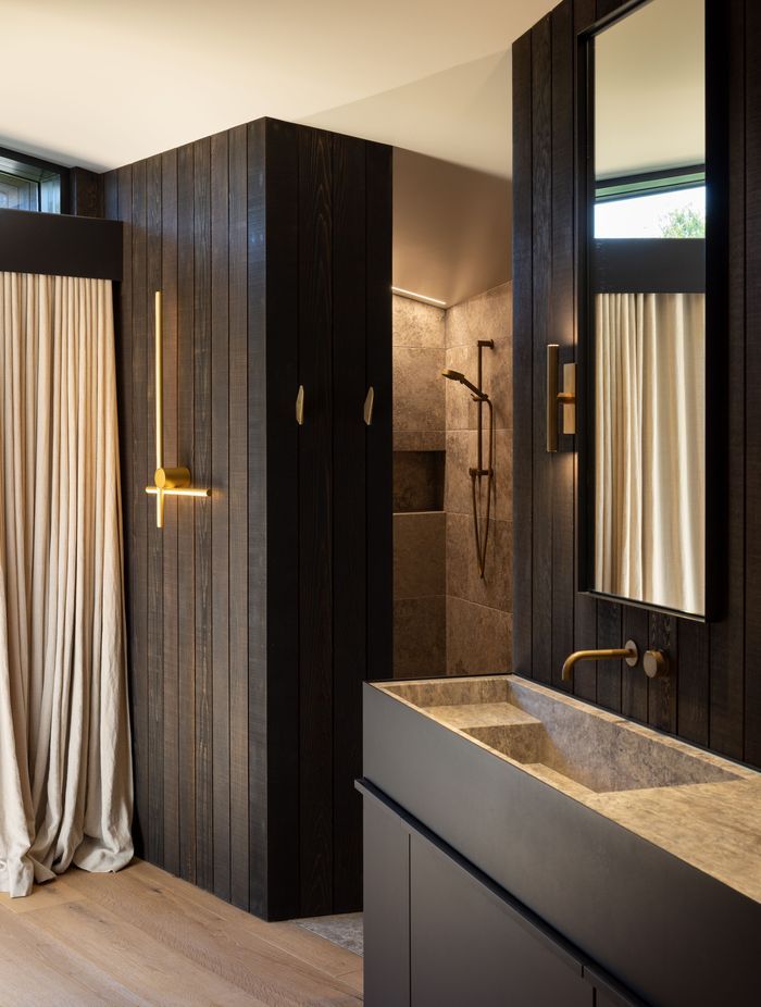 Masculine and feminine qualities work harmoniously in the en-suite