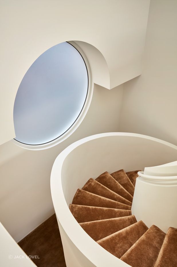 Its elegant forms harmonising and drawing inspiration from the streetscape.