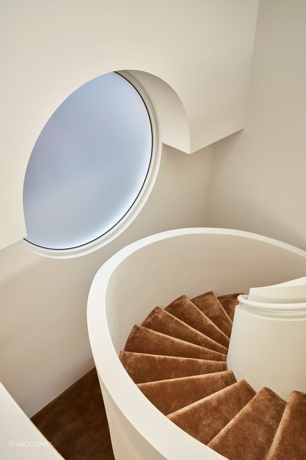 Its elegant forms harmonising and drawing inspiration from the streetscape.