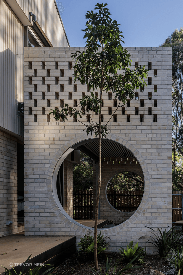 For the lower portion, Krause bricks provide a robust foundation, again echoing that light, neutral palette to seamlessly integrate and provide a sense of continuity with the park.