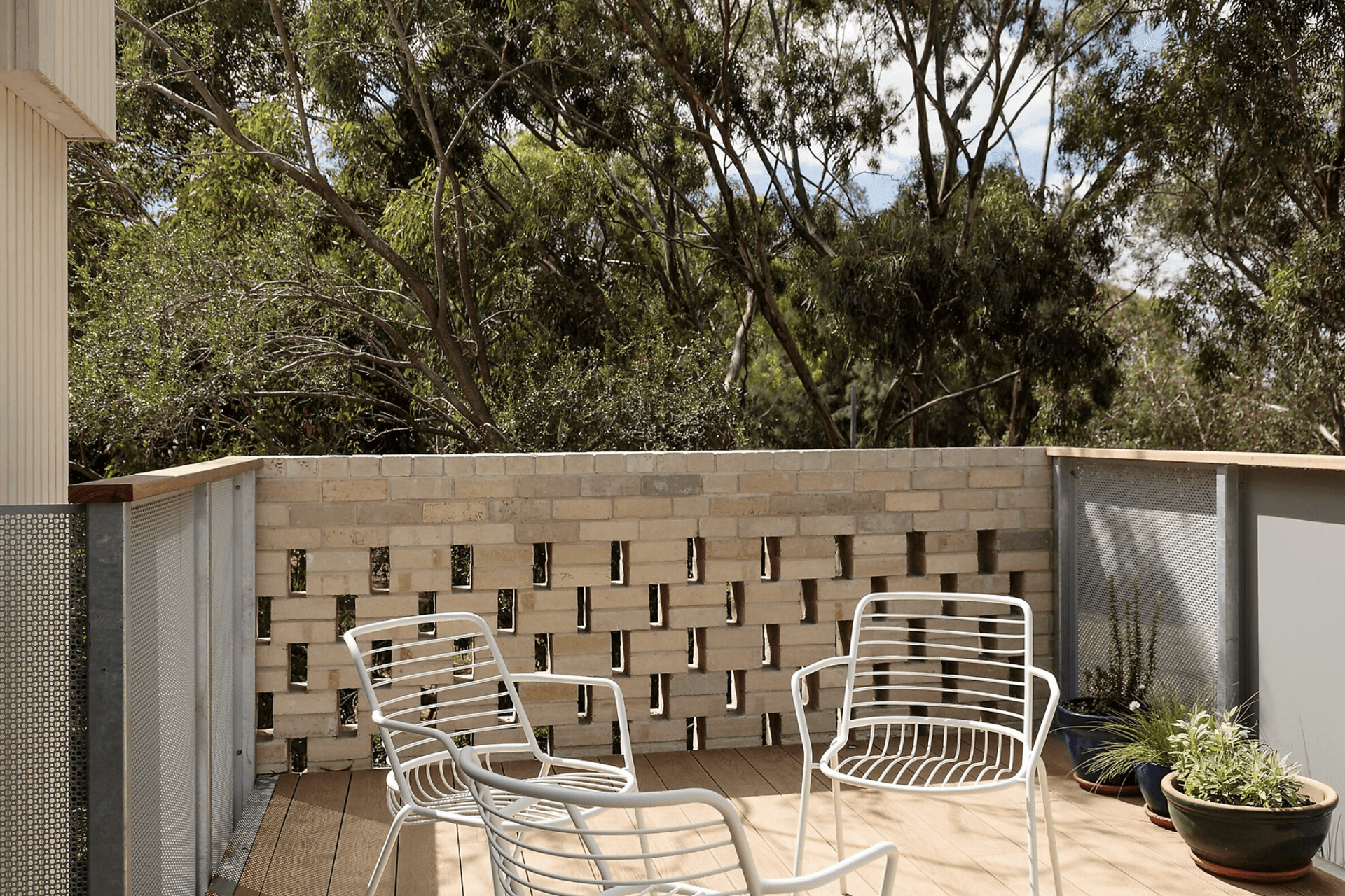 Materials selected enhance the relationship between the home and its natural surrounds, coalescing these private and public spaces with a sense of quietude so that the park remains the primary focus.