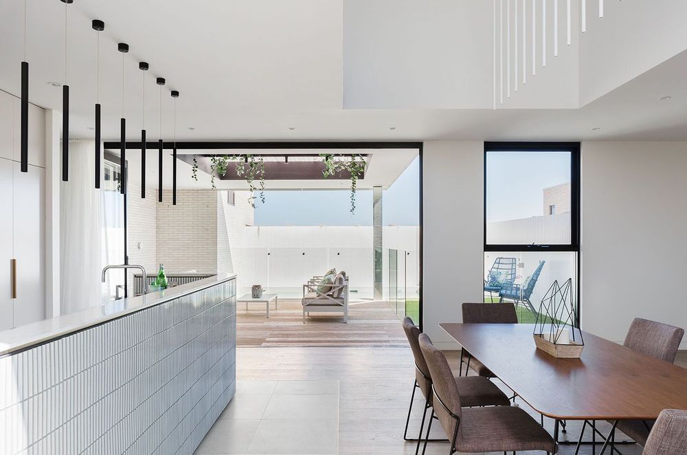 A light and airy space with hanging vines and blue sky make for a truly tranquil scene - Photography: Katherine Lu
