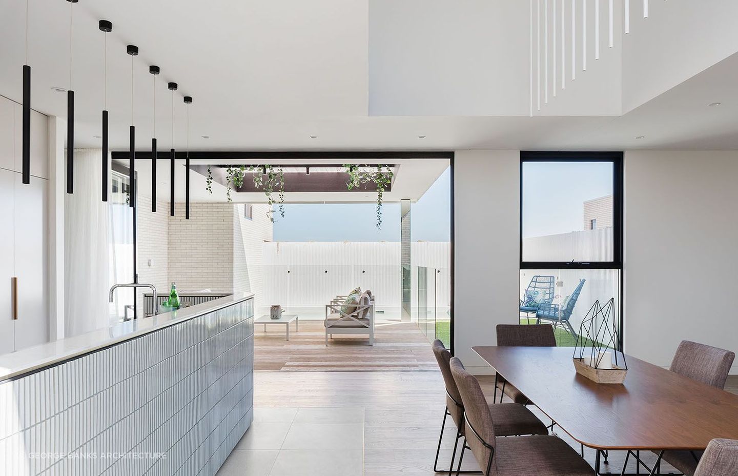 A light and airy space with hanging vines and blue sky make for a truly tranquil scene - Photography: Katherine Lu