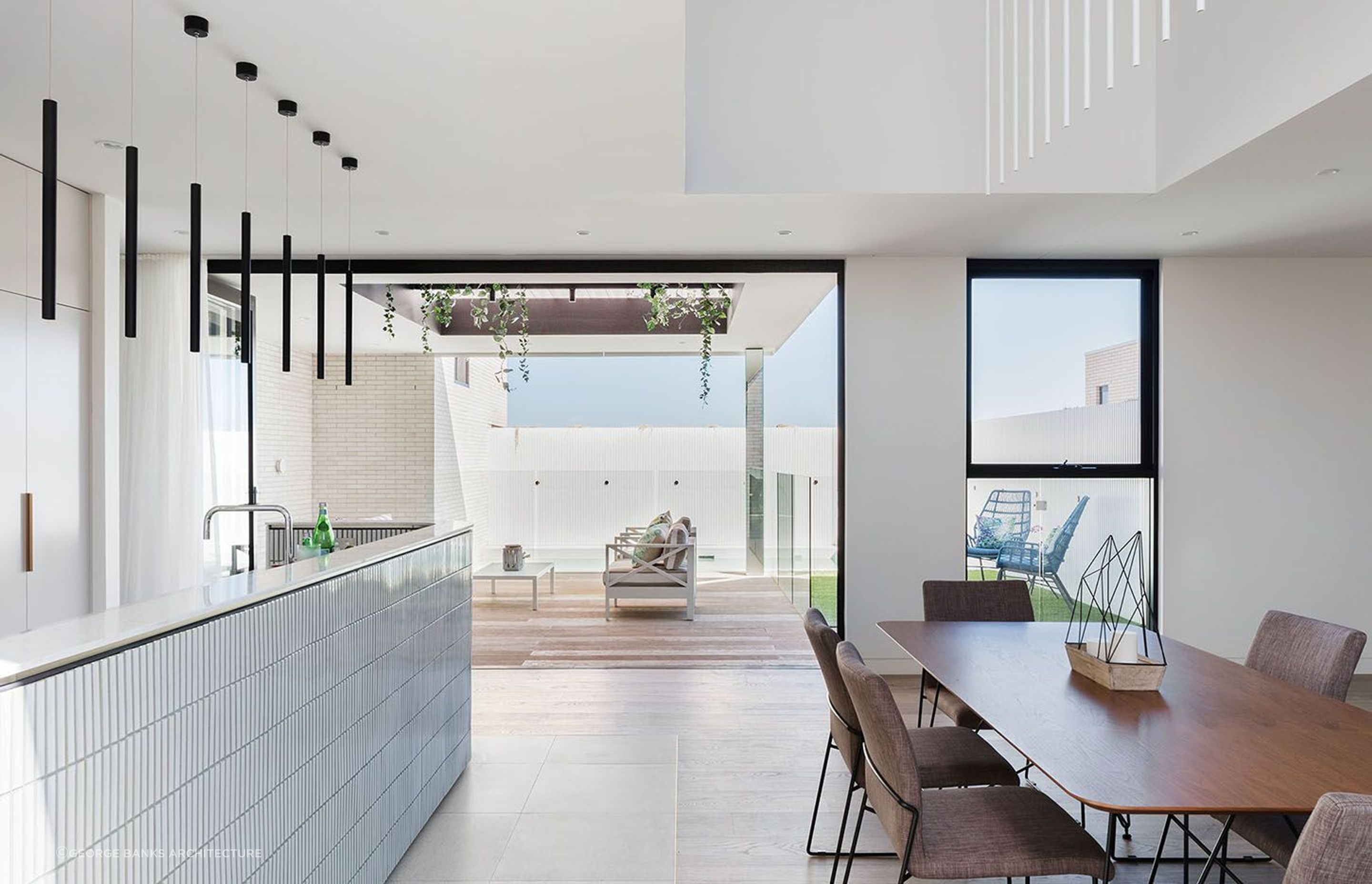 A light and airy space with hanging vines and blue sky make for a truly tranquil scene - Photography: Katherine Lu