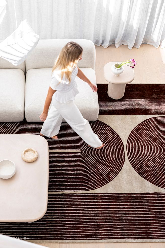Mollis Grande sofa on the Viper rug in Currant.