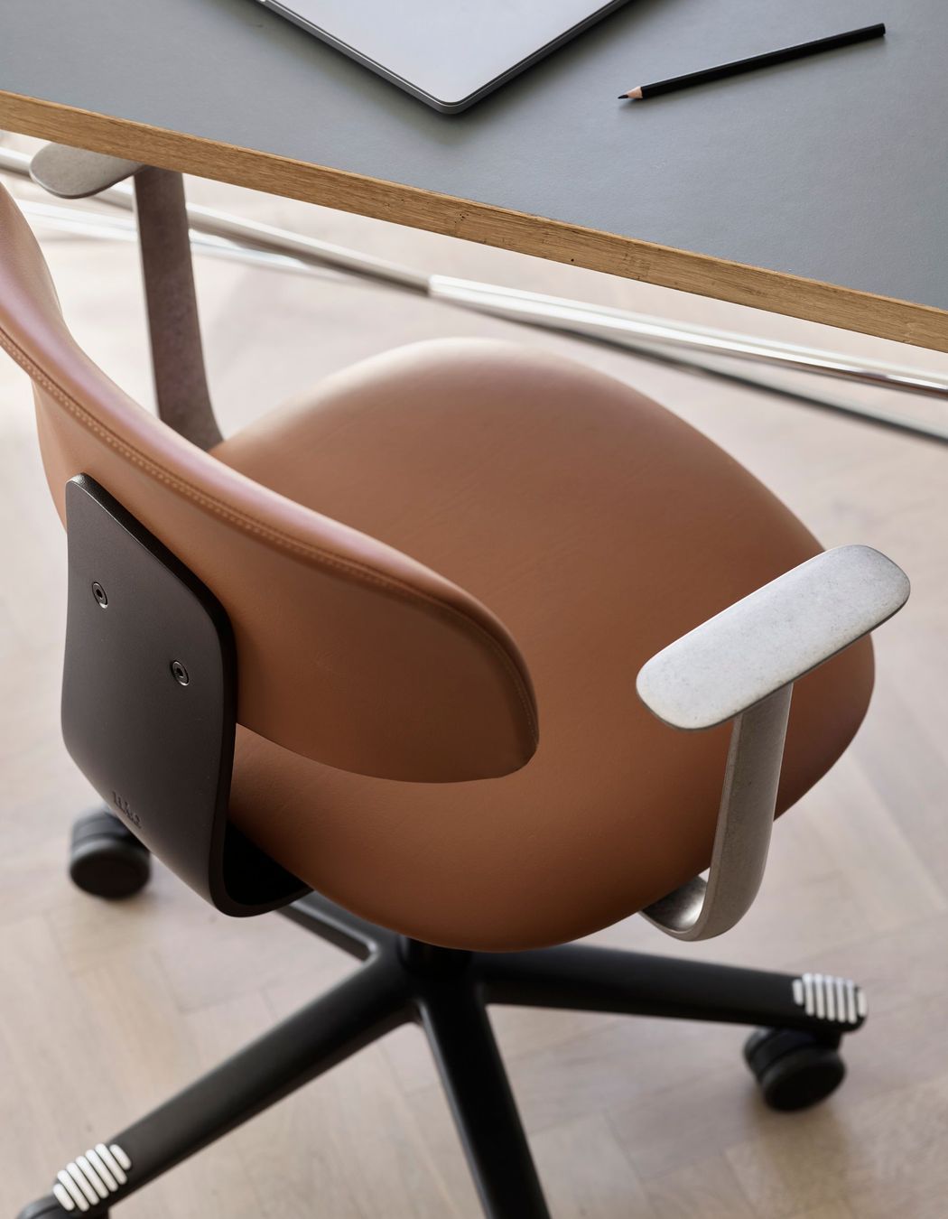 Classic designed home office chair. HÅG Tion 2160. Upholstered seat and back in Elmosoft 33004. Black J-Bar, base and gas lift. Tumbled aluminium armrests.